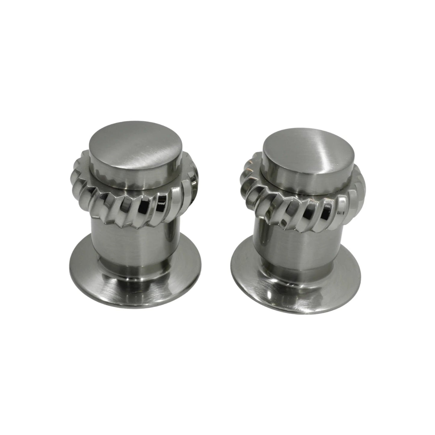 Dos manerales satinados para regadera, diseño estriado en espiral, accesorios de baño modernos y elegantes.