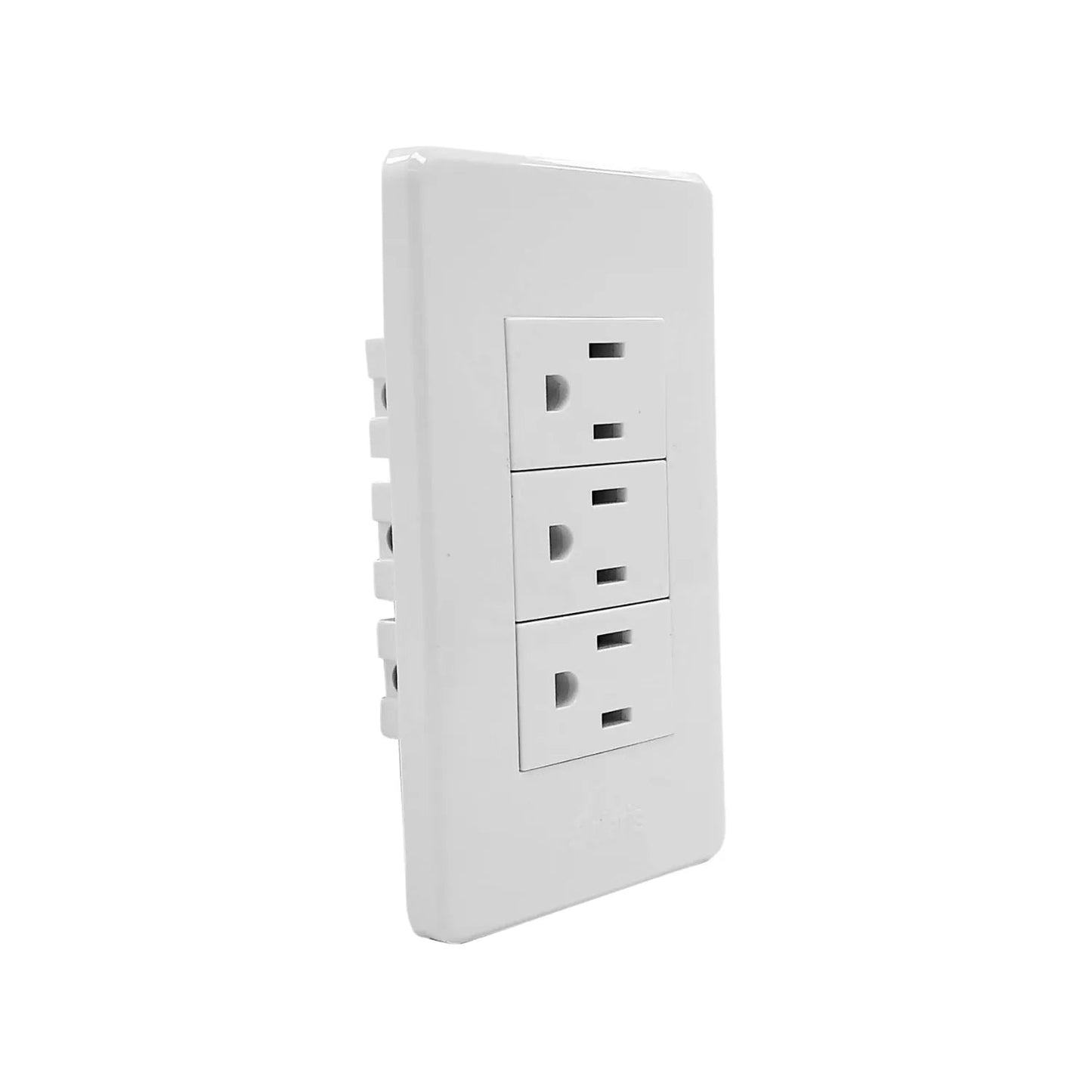 Placa blanca de pared con tres tomas de corriente eléctricas. Enchufe triple para instalaciones residenciales y comerciales.