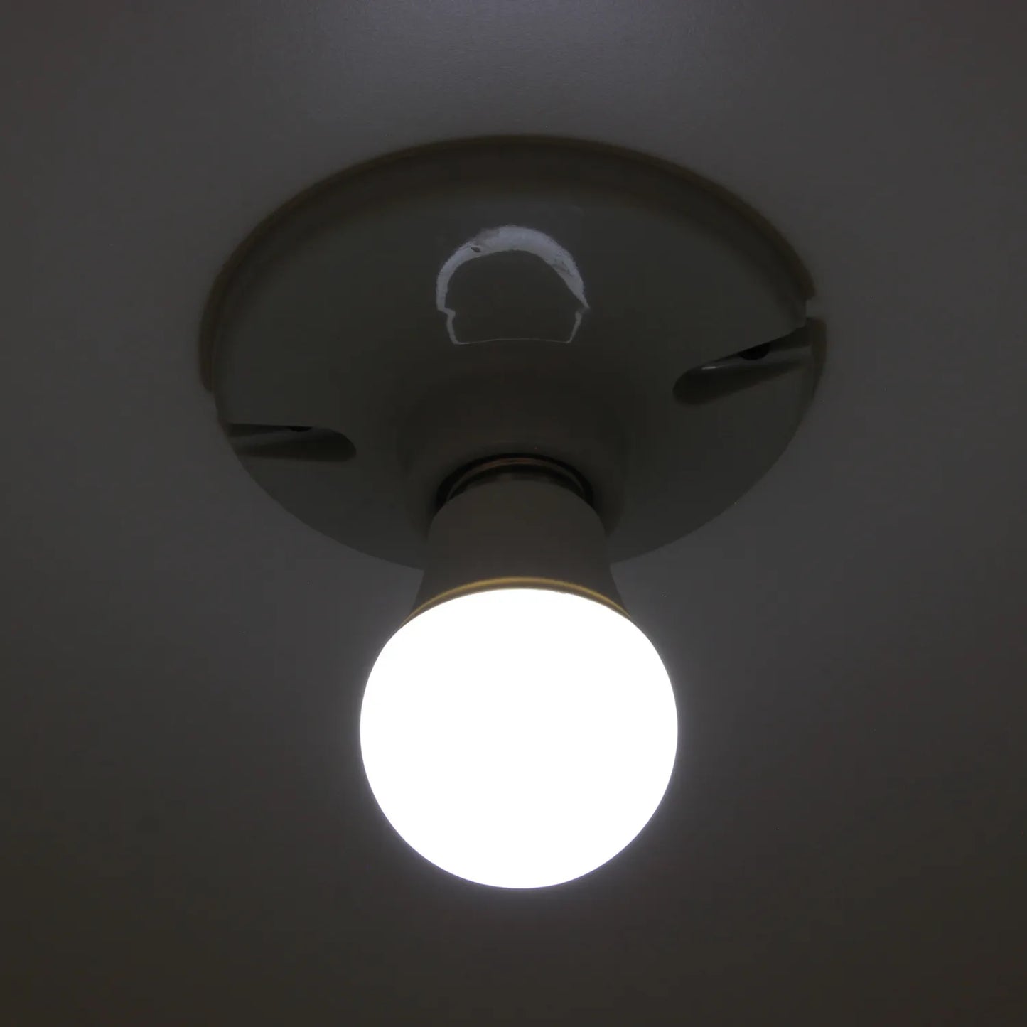 Foco LED encendido, luz blanca fría en plafón de techo. Iluminación eficiente para el hogar.