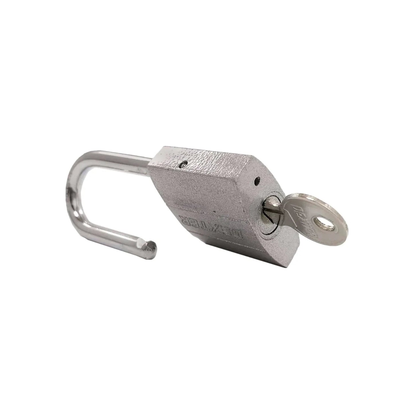Candado de seguridad Dexter plateado con llave insertada y gancho abierto.