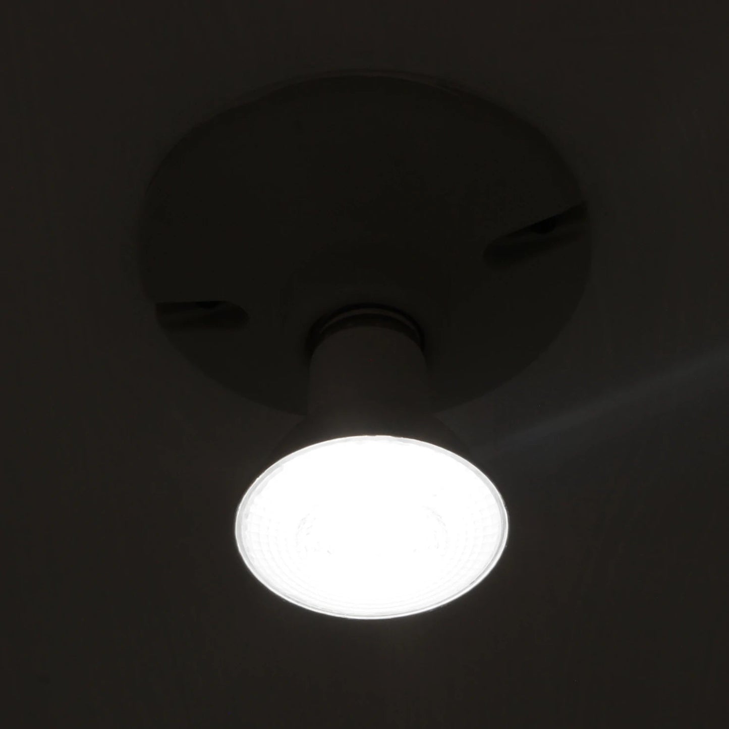 Lámpara LED 45W luz fría brillante, montada en plafón de techo oscuro