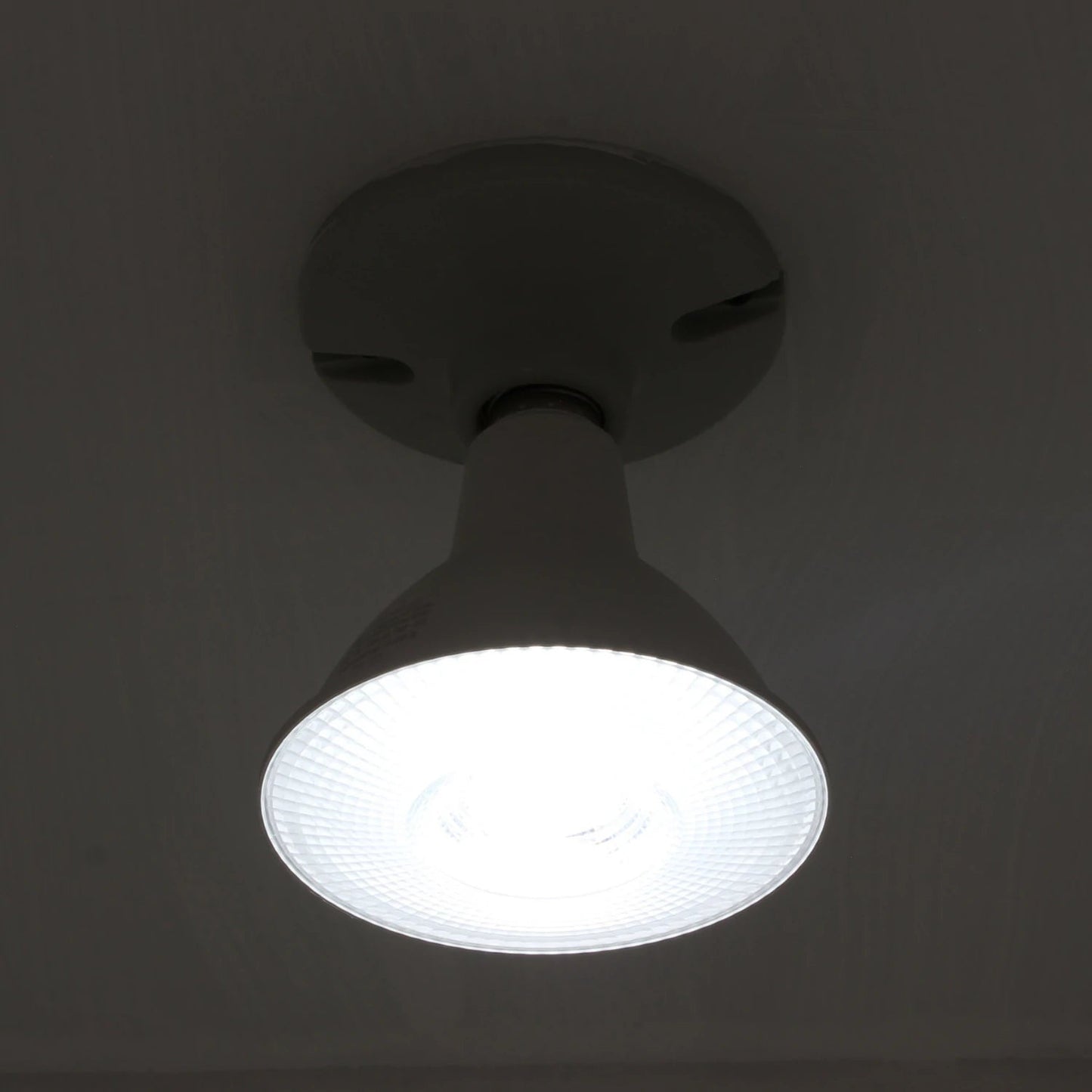 Lámpara LED blanca de 14W con luz fría para iluminación de techo, encendida.