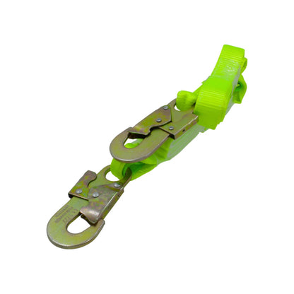 Cable de seguridad amarillo neón con doble gancho de anclaje y amortiguador para protección contra caídas.