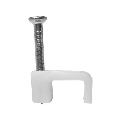 Grapa blanca con clavo de 8 mm para sujetar y organizar cables eléctricos de forma segura.
