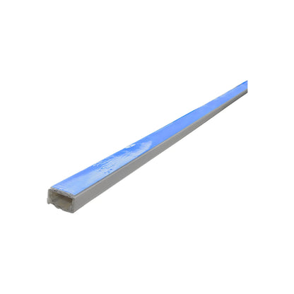 Canaleta blanca adhesiva de PVC para ocultar y organizar cables eléctricos en pared o superficie.