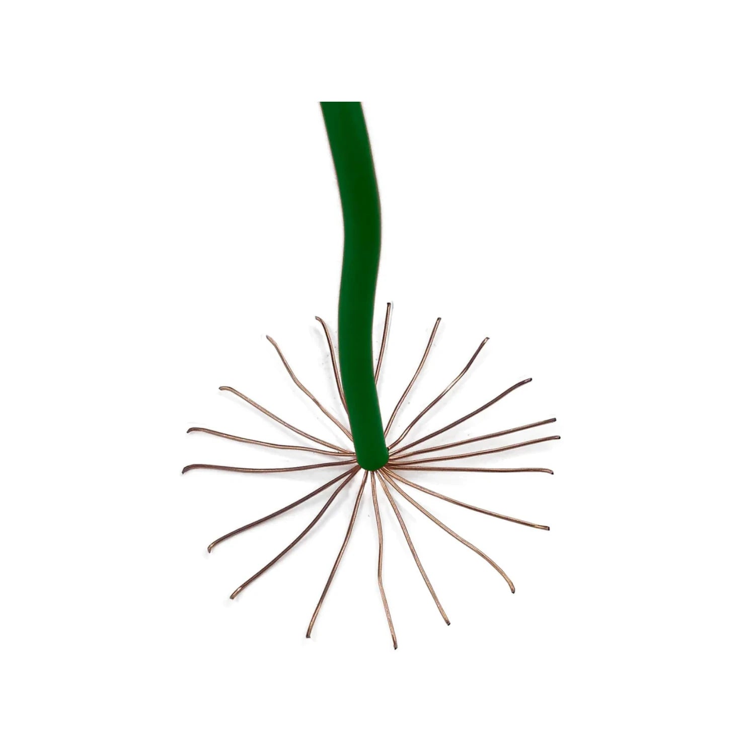 Cable eléctrico de cobre con aislamiento verde, con la punta pelada y hebras splayadas para conexión.