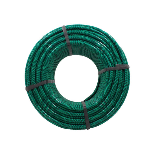 Manguera tramada verde para jardín, enrollada y asegurada, perfecta para riego exterior y almacenaje fácil.