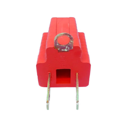 Clavija convertidora plana eléctrica roja 2 polos con receptáculo y aro para uso en ferretería.