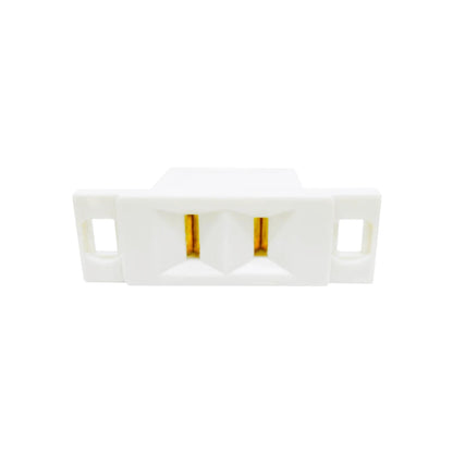 Contacto eléctrico sencillo blanco de dos ranuras planas con terminales metálicos.