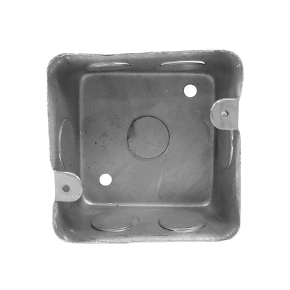 Caja eléctrica cuadrada galvanizada con orificios para cableado, ideal para instalaciones y conexiones.