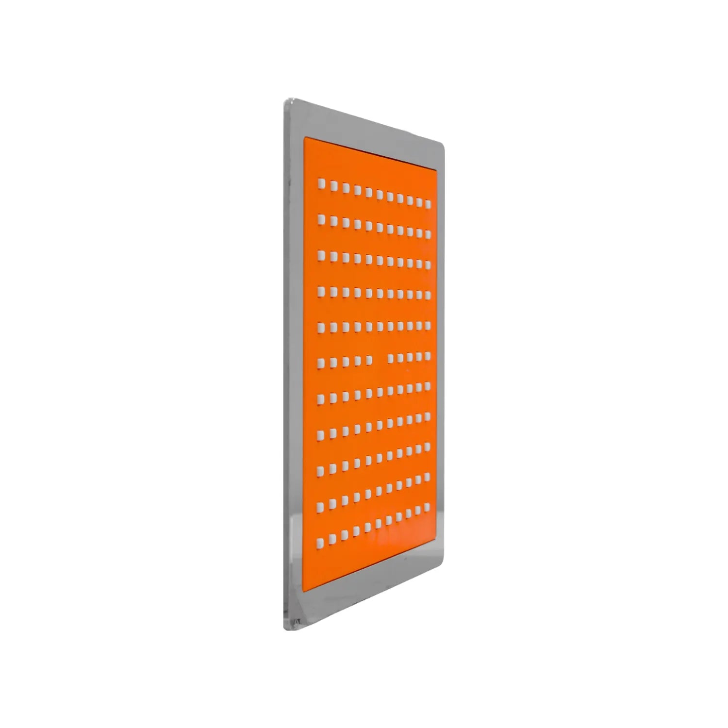 Regadera de lluvia rectangular cromada con panel frontal naranja y boquillas blancas antical para baño.