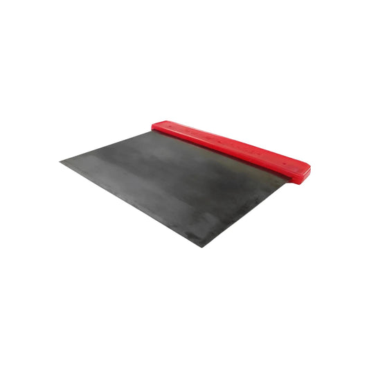 Espátula ancha para yeso y masilla con hoja de acero y mango ergonómico rojo, herramienta profesional de albañilería.