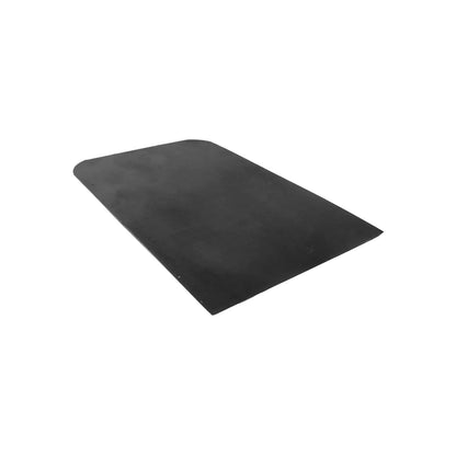 Plancha rectangular de caucho negra con una esquina redondeada, ideal como base protectora o antideslizante