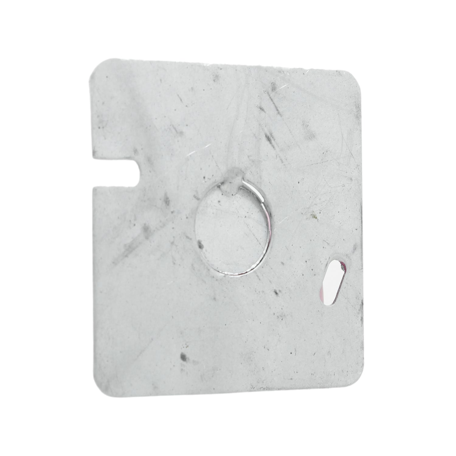 Tapa cuadrada metálica gris con orificio central, ranura en U lateral y ranura alargada para fijación.