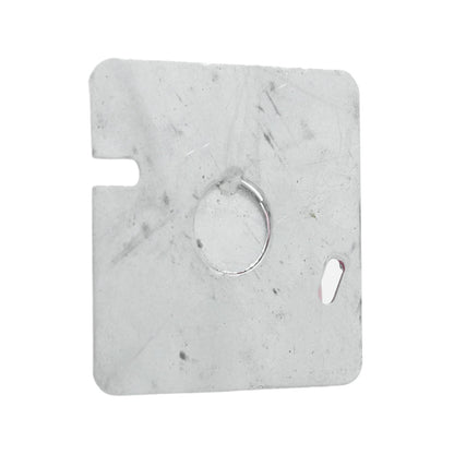 Tapa cuadrada metálica gris con orificio central, ranura en U lateral y ranura alargada para fijación.