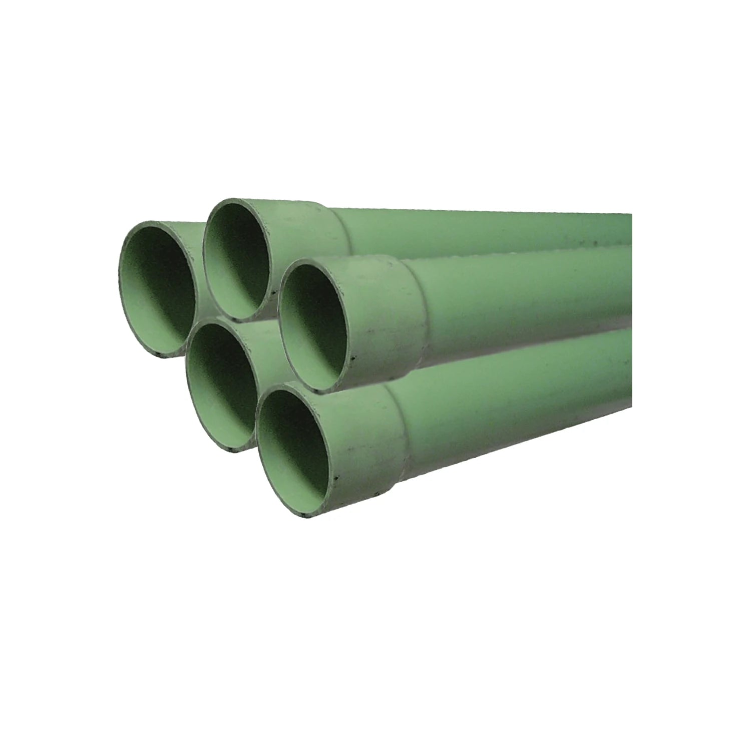 Tubería conduit PVC verde apilada para protección de cableado eléctrico en instalaciones.