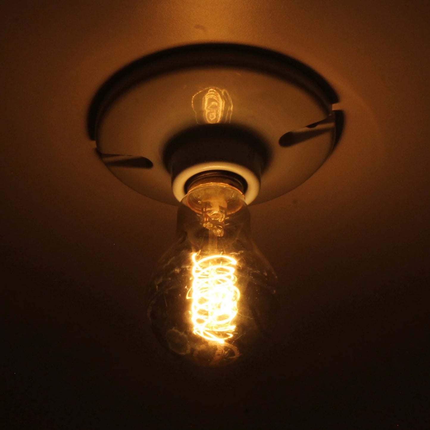 Bulbo incandescente vintage 40W de filamento espiral de carbón encendido, luz ámbar decorativa