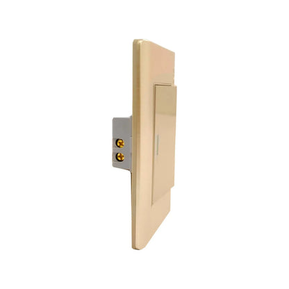 Apagador de luz sencillo de placa color dorado claro, vista lateral con terminales eléctricas.