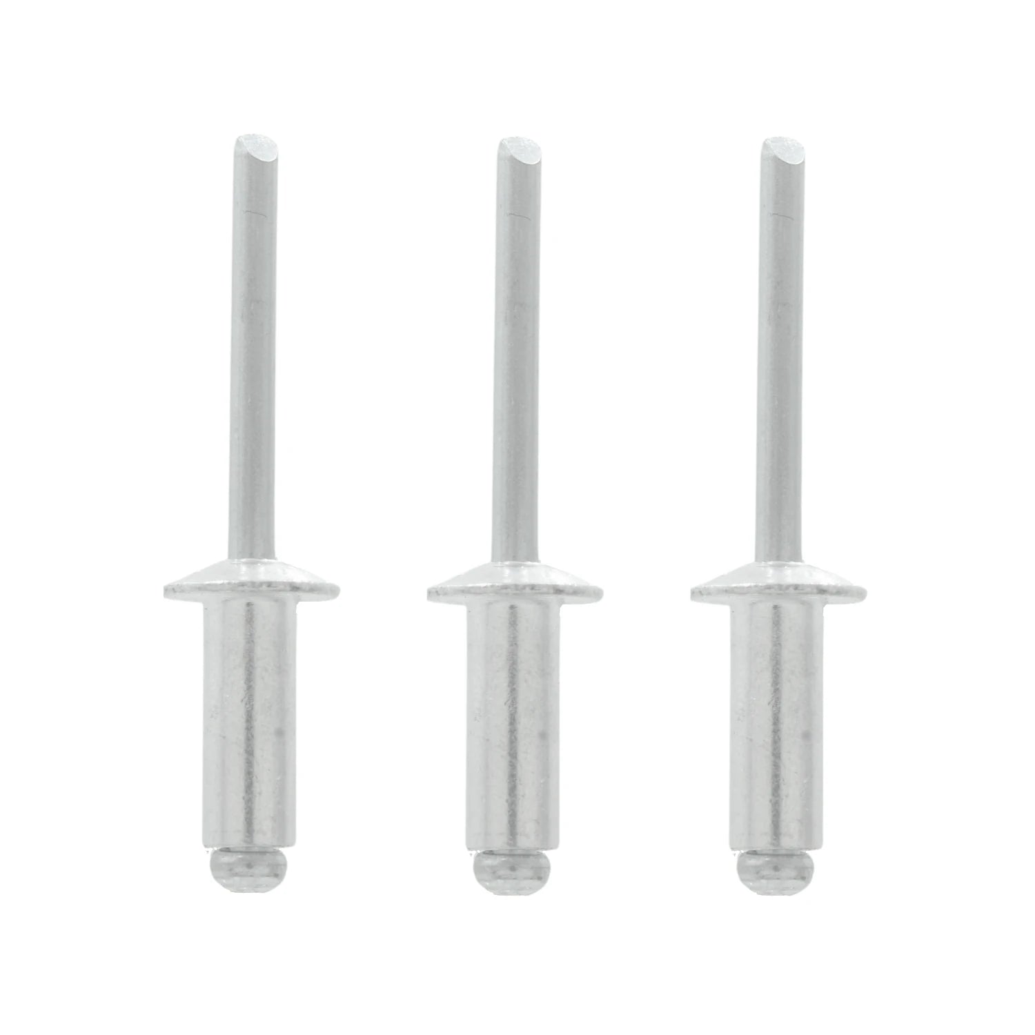 Tres remaches pop ciegos de aluminio plateados de 1/4 pulgada para trabajos de fijación rápida.