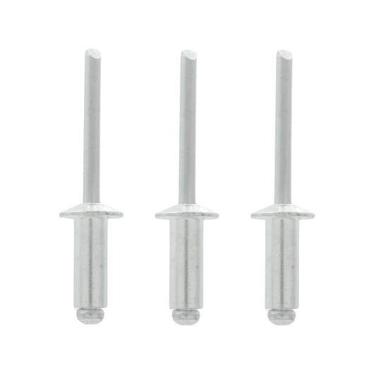 Tres remaches pop ciegos de aluminio plateados de 1/4 pulgada para trabajos de fijación rápida.