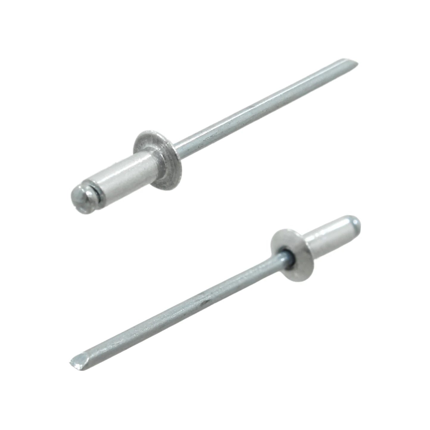 Dos remaches ciegos pop metálicos color plata con cabeza, cuerpo y vástago para fijación.