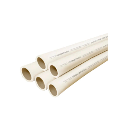 Tubos CPVC blancos de 1 pulgada (25mm) apilados para instalaciones de fontanería, agua caliente y fría, resistencia.
