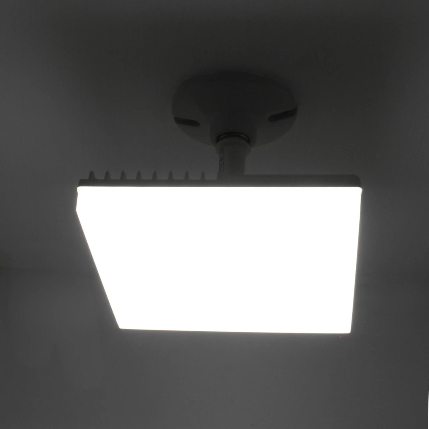 Panel LED cuadrado blanco para techo, iluminación brillante y orientable para talleres y almacenes.