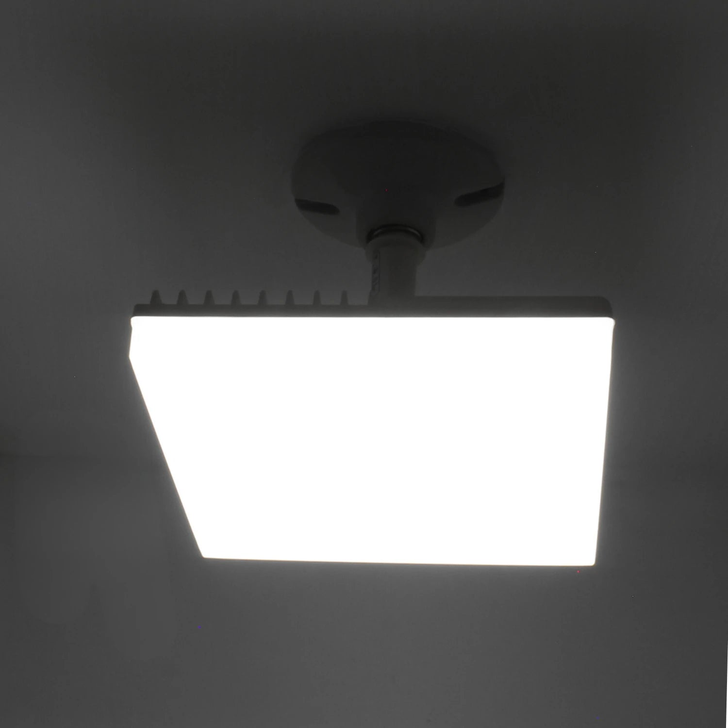 Panel LED cuadrado blanco para techo, iluminación brillante y orientable para talleres y almacenes.