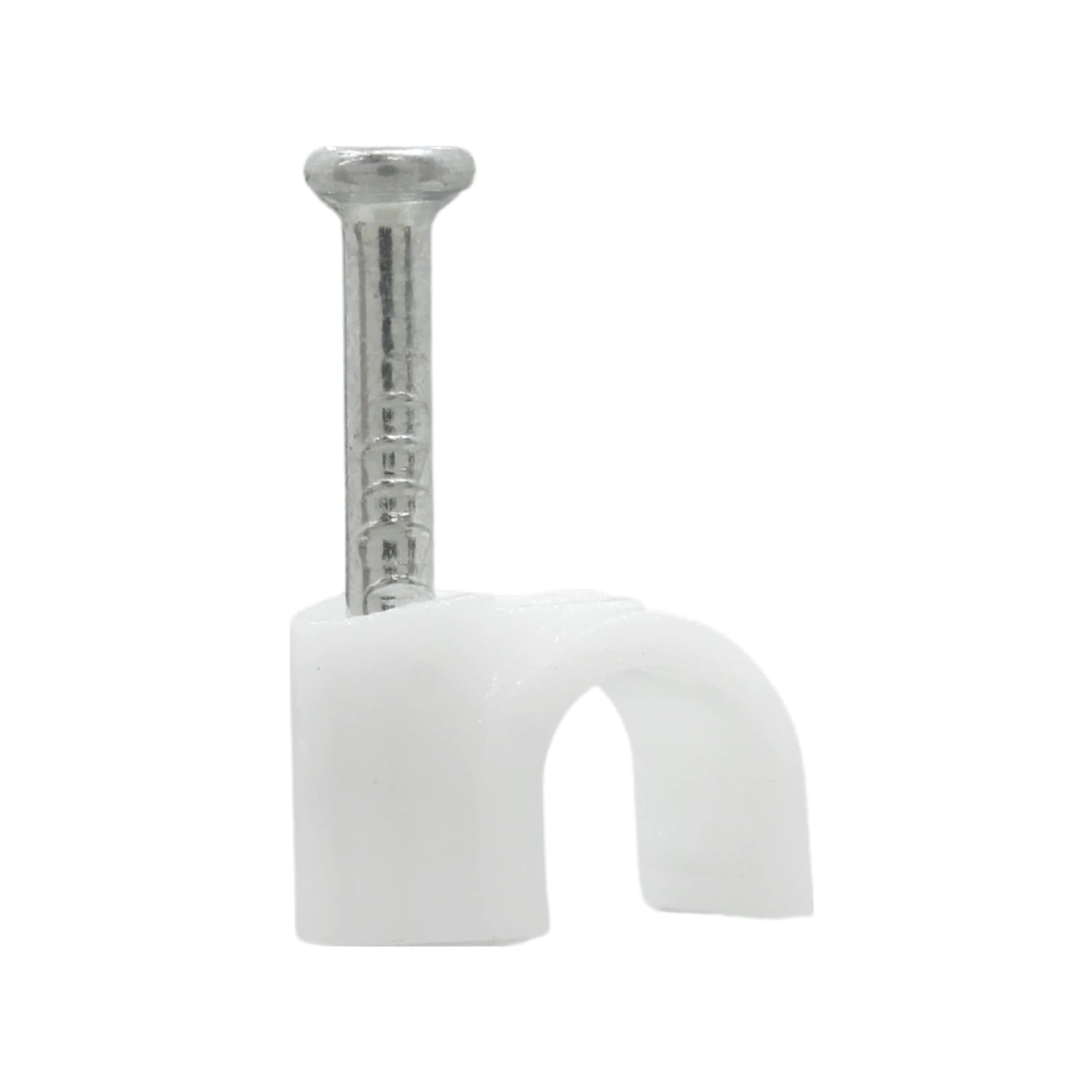 Grapa curva de plástico blanca con clavo metálico para sujetar cables de 5mm en pared