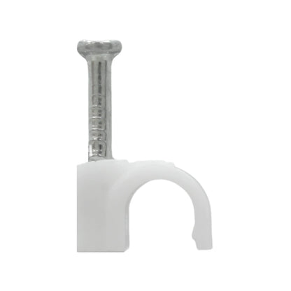Grapa curva blanca con clavo preinstalado para fijar y organizar cables eléctricos