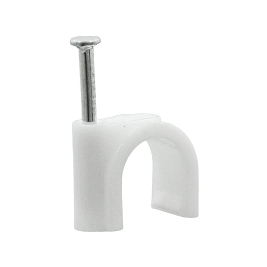 Grapa curva blanca de 12mm con clavo integrado para sujetar y fijar cables eléctricos en pared.