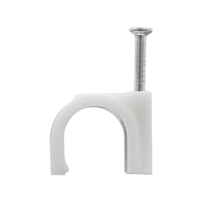 Grapa curva blanca de 12 mm con clavo para sujeción y organización de cables eléctricos.