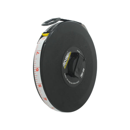 Cinta métrica Adir de 30 metros, fibra de vidrio, carrete negro con manivela y marcación visible.