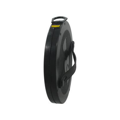 Cinta métrica de fibra de vidrio 30 metros, carcasa redonda negra con asa y botón amarillo, para medición profesional.