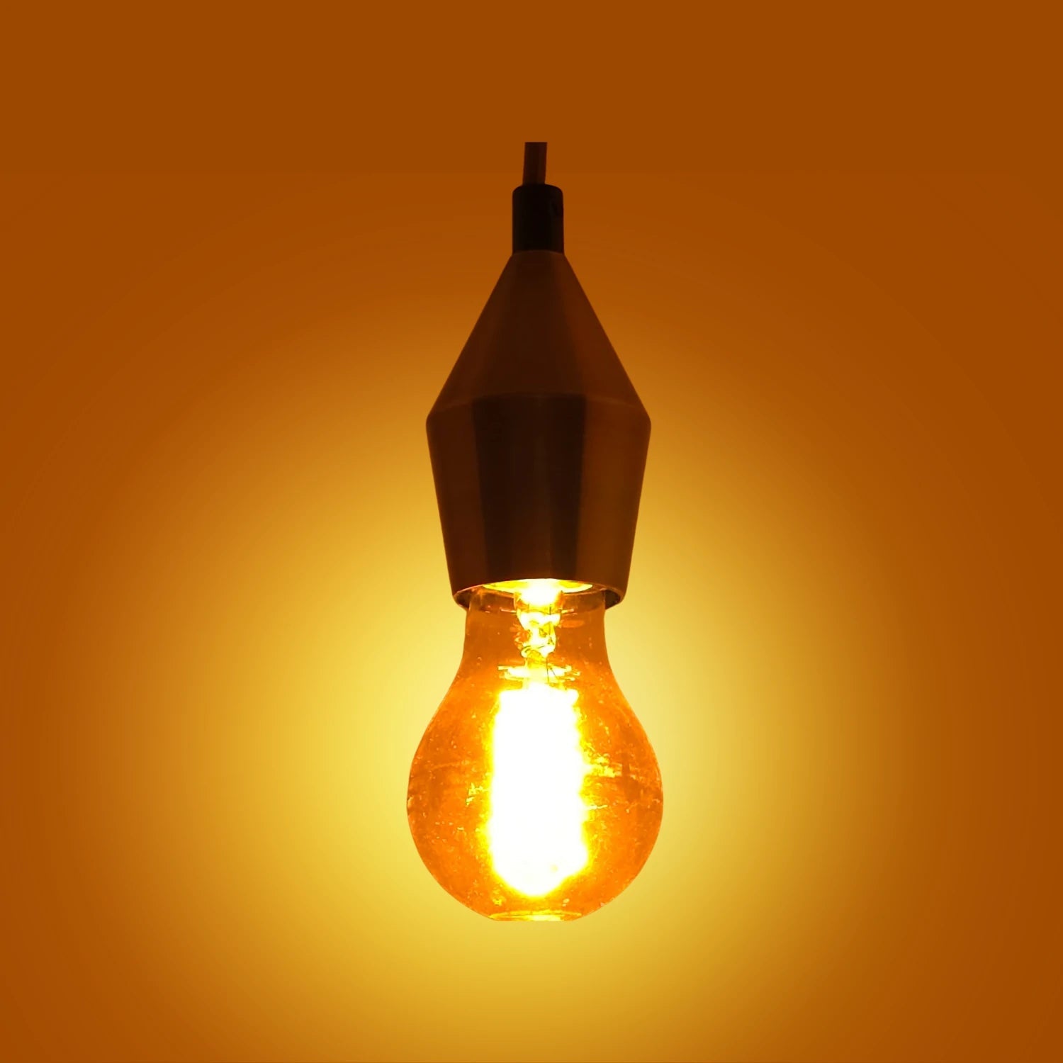 Lámpara colgante con foco vintage de filamento, luz cálida, socket metálico oscuro, para decoración e iluminación.