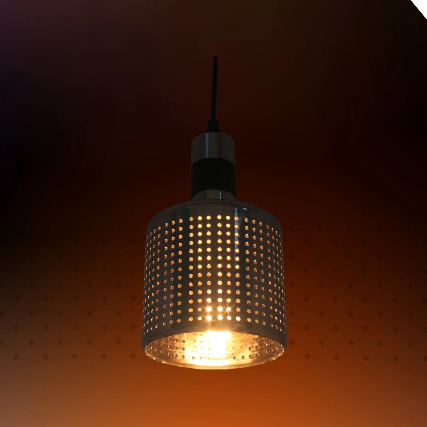 Candil colgante estilo industrial con pantalla cilíndrica de metal perforado, acabado cromo y luz cálida