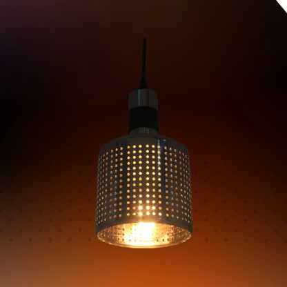 Candil colgante estilo industrial con pantalla cilíndrica de metal perforado, acabado cromo y luz cálida