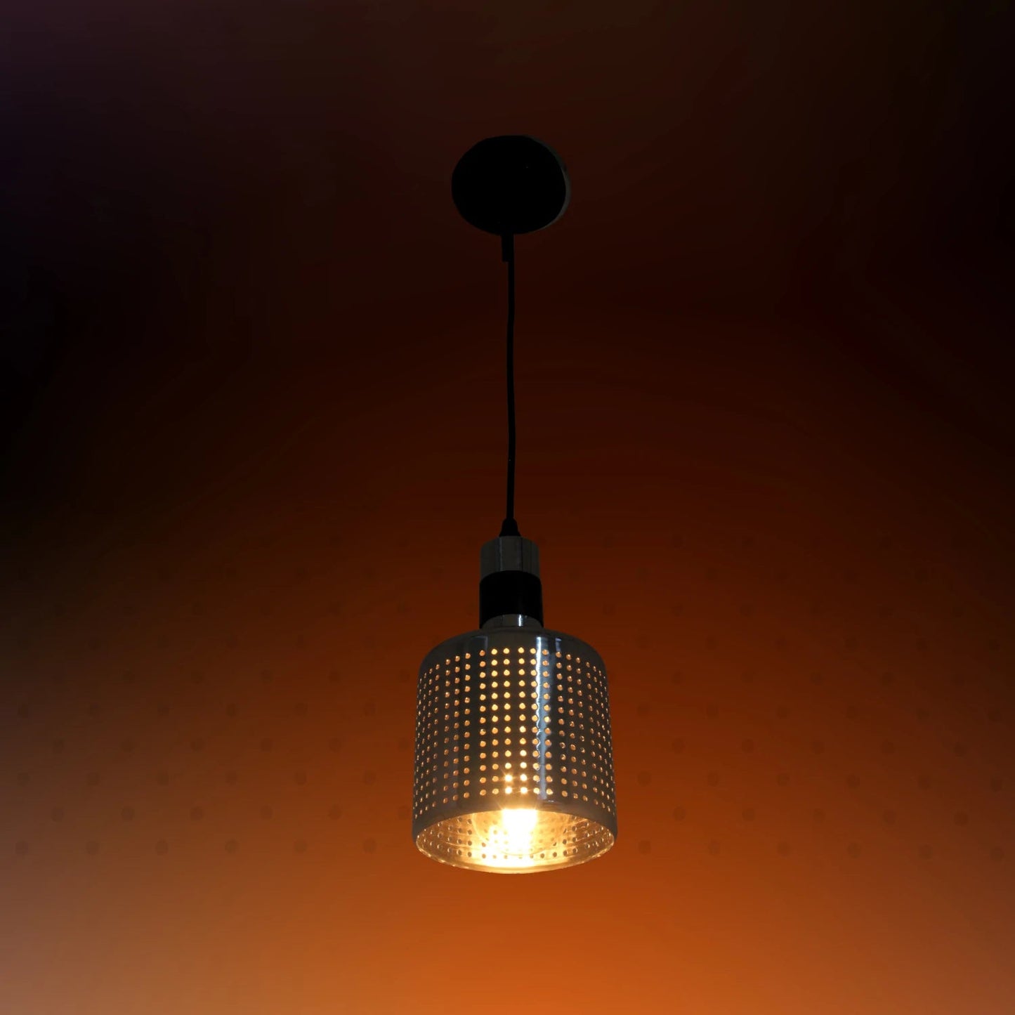 Candil colgante cromo perforado con diseño moderno, iluminación cálida para interiores