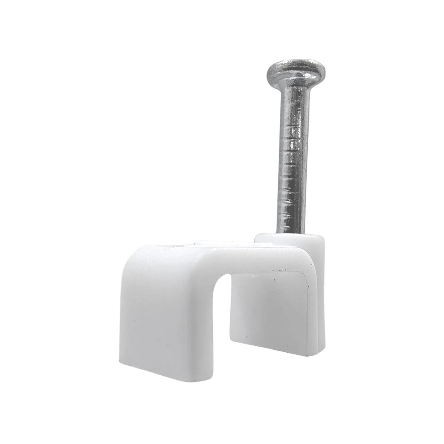 Grapa recta blanca para cable con clavo metálico, ideal para la sujeción segura y organización de cables eléctricos.