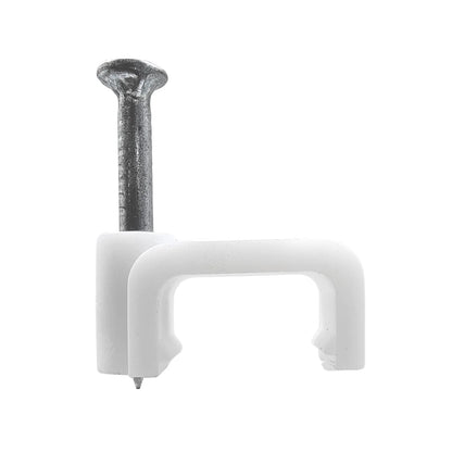 Grapa para cable blanca con clavo de acero para fijación de cables eléctricos y datos en pared.