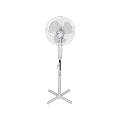 Ventilador de pedestal blanco con base en cruz de 3 aspas para circulación de aire en interiores