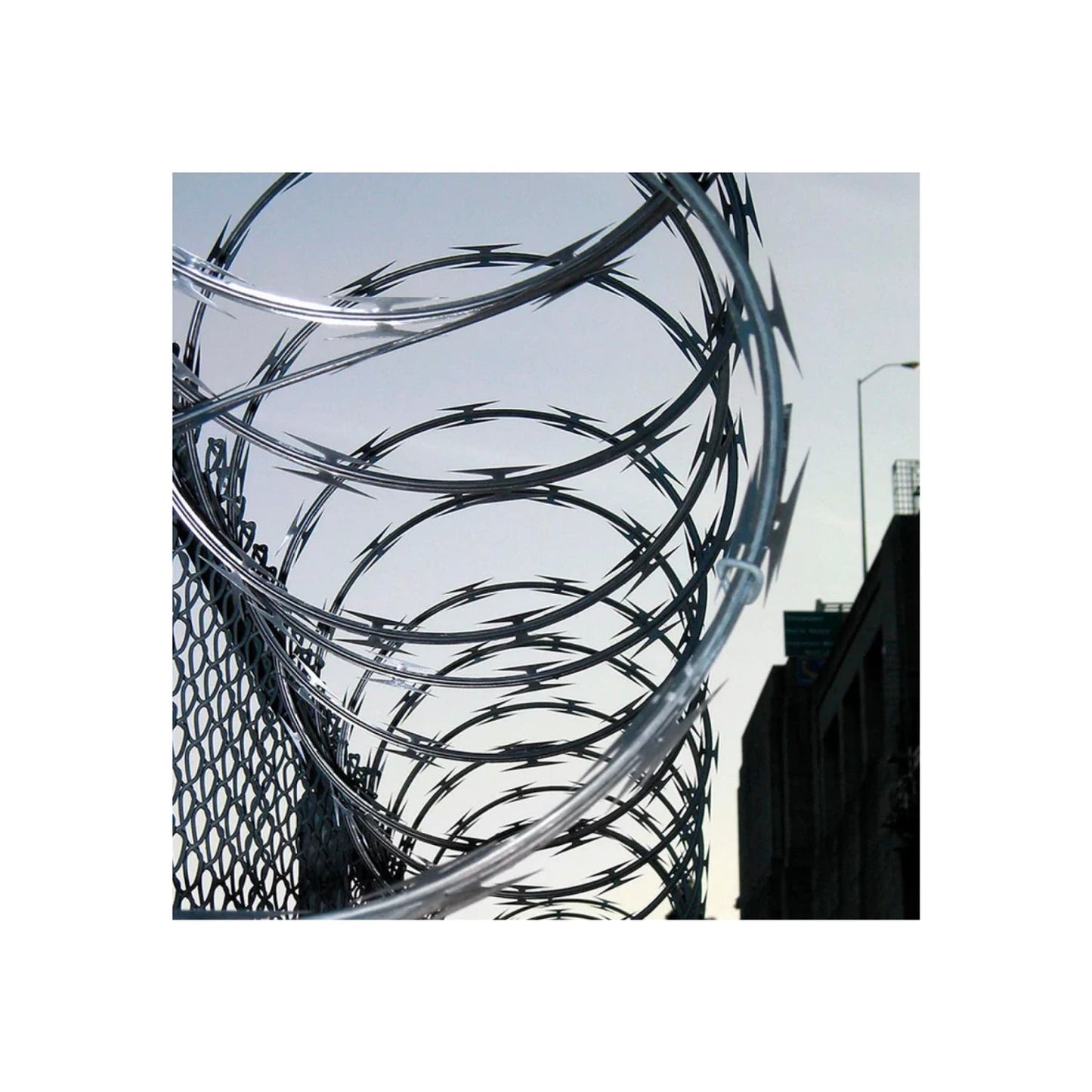 Concertina de seguridad galvanizada con cuchillas afiladas para protección perimetral y cercados.