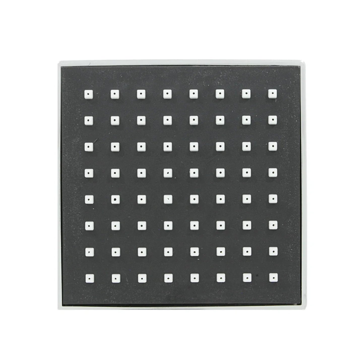 Regadera cuadrada de 4 pulgadas cromada; panel oscuro con múltiples salidas de agua blancas.