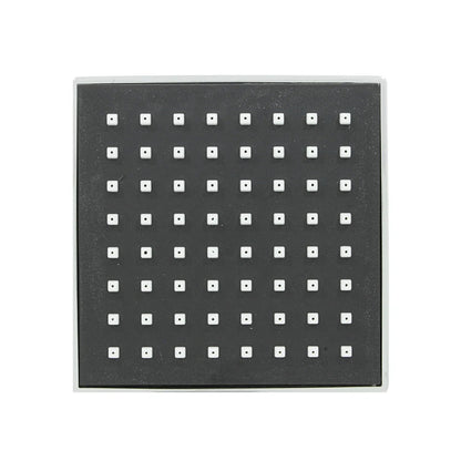 Regadera cuadrada de 4 pulgadas cromada; panel oscuro con múltiples salidas de agua blancas.