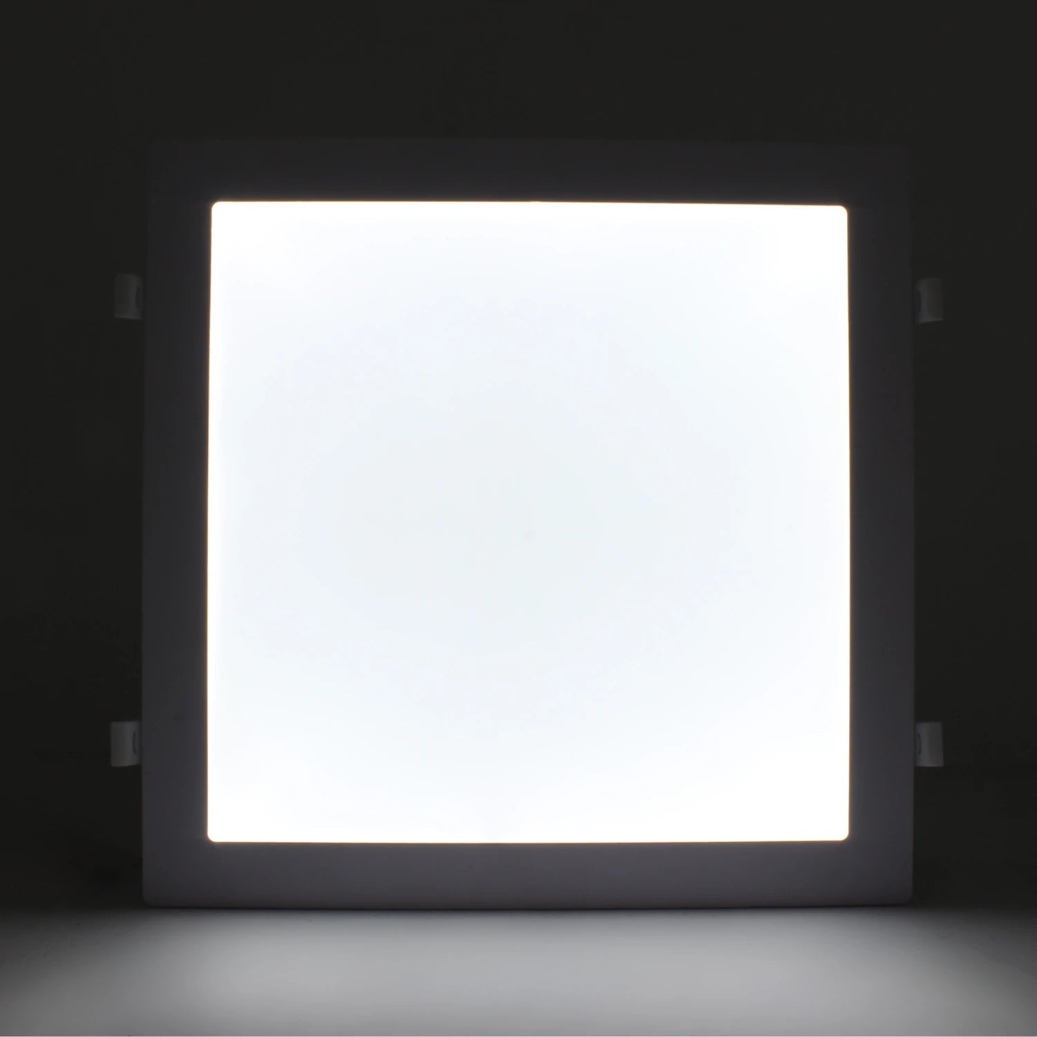 Lámpara panel LED cuadrada blanca encendida, para iluminación empotrable o de superficie