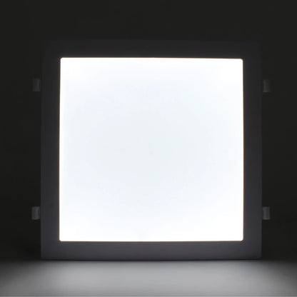 Lámpara panel LED cuadrada blanca encendida, para iluminación empotrable o de superficie