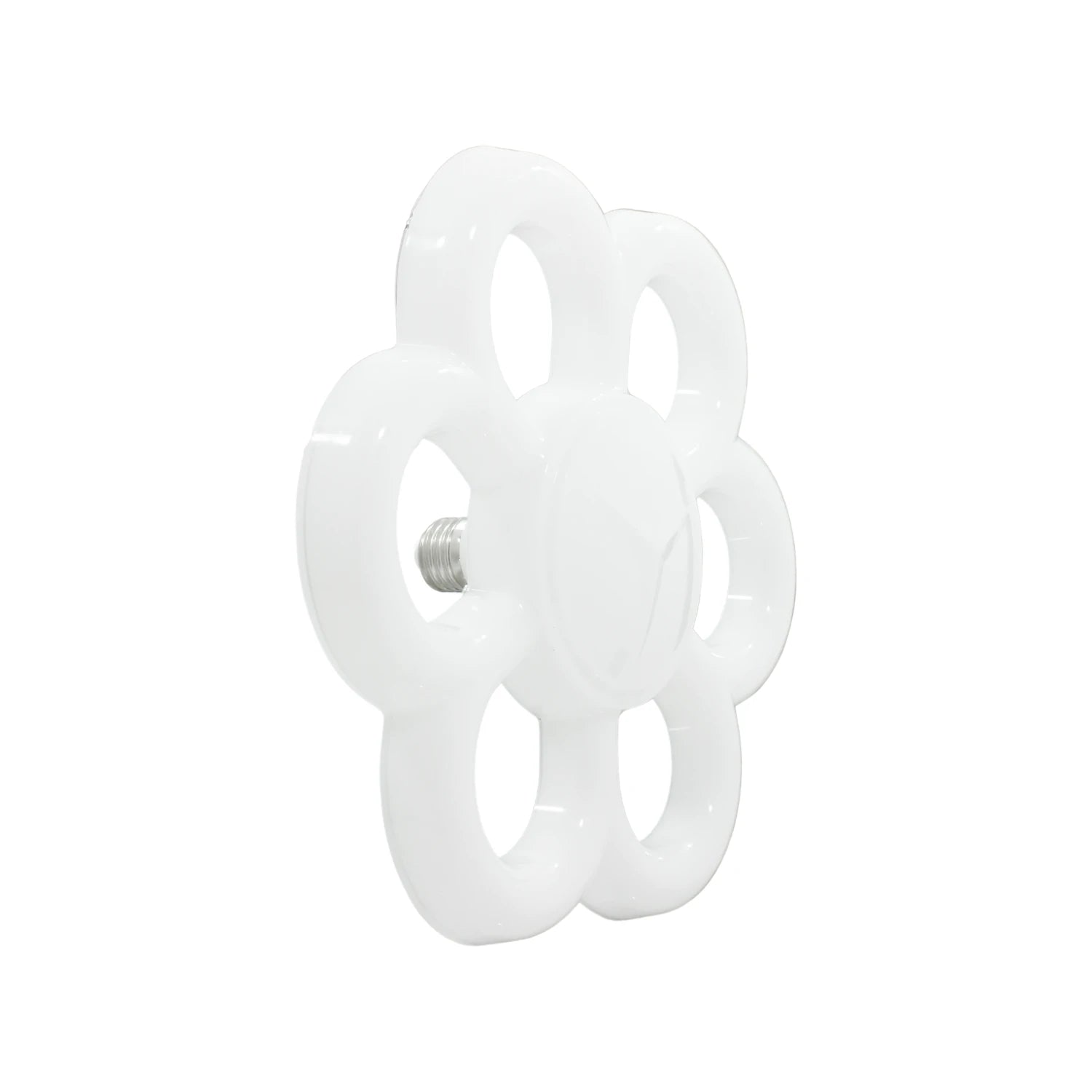 Lámpara LED blanca con diseño de flor de seis pétalos, base roscada metálica, para iluminación decorativa moderna.