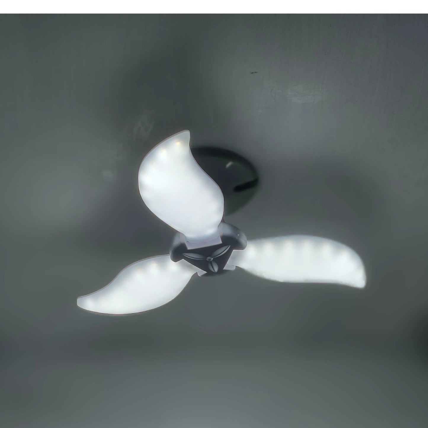 Lámpara ventilador de techo 45W, 3 aspas blancas con iluminación LED integrada, diseño moderno