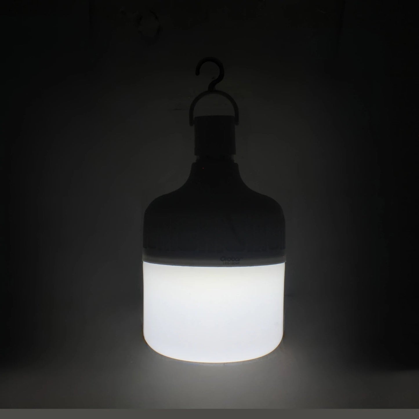 Lámpara recargable LED tipo bulbo Orobar de emergencia con gancho, luz blanca encendida