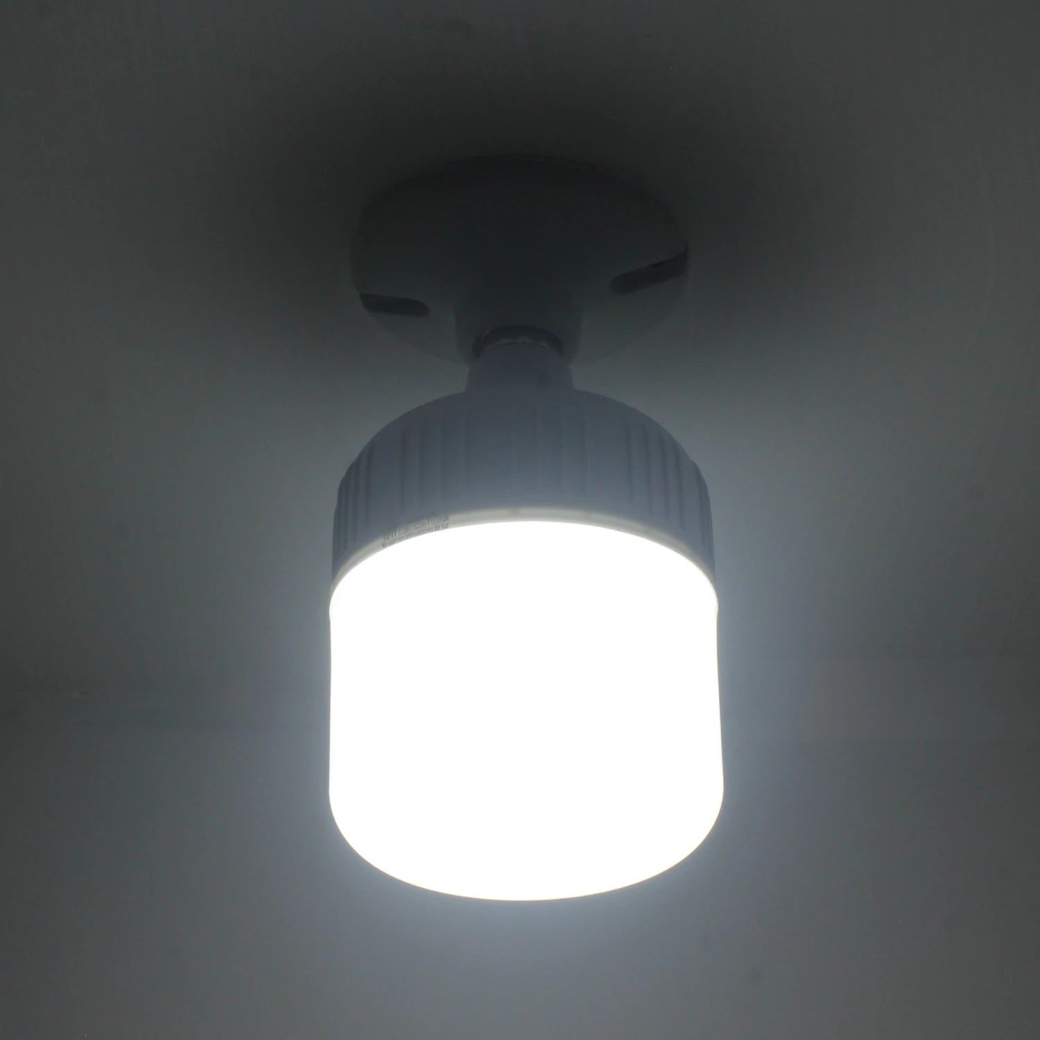 Lámpara LED de emergencia recargable tipo bulbo encendida, montada en techo, luz blanca brillante